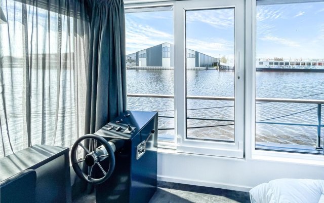 Amazing ship-boat in Heeg with WiFi and 3 Bedrooms
