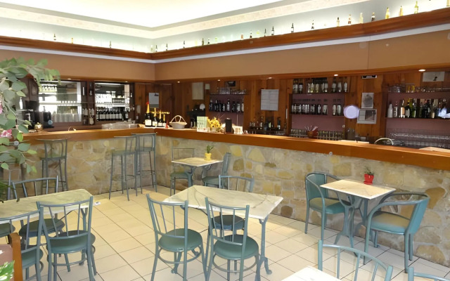 Hôtel-Restaurant La Crèche et sa piscine intérieure - Logis Hôtels