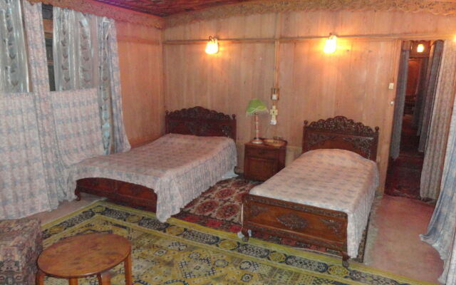 Kharpalace group of houseboats
