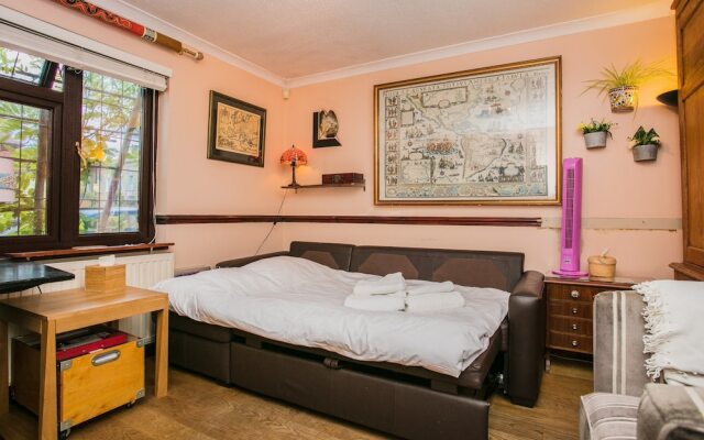 Spacious 3 Bedroom in South East London With Garden