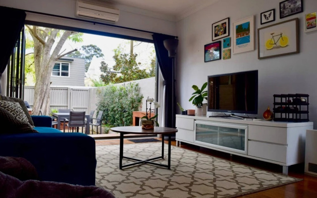 Stylish 2 Bedroom in Alexandria With Outdoor Patio