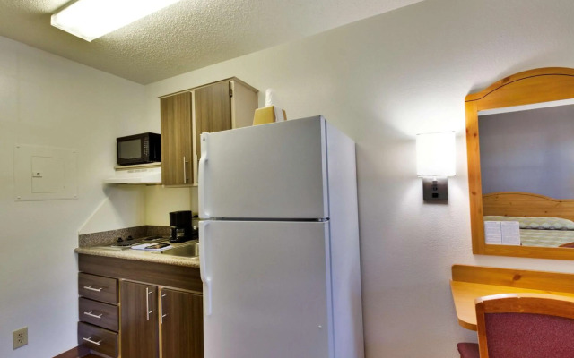 Studio 6 Dallas-Garland / Northeast