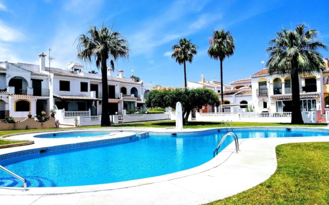 House with 2 Bedrooms in Torrevieja, with Shared Pool, Enclosed Garden And Wifi - 500 M From the Beach