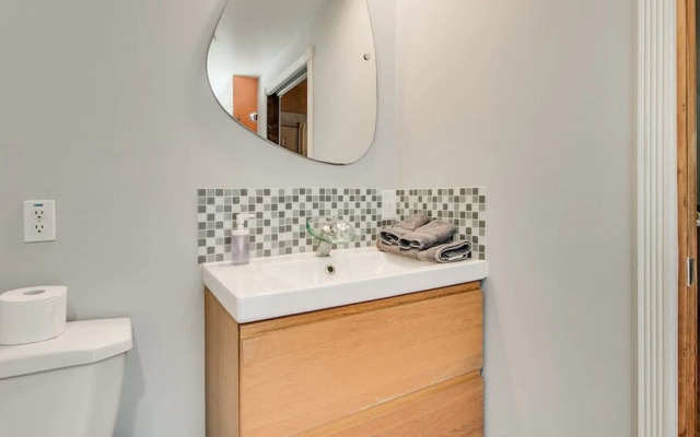 Bright & Cozy Mid Town Zen Yard Studio!