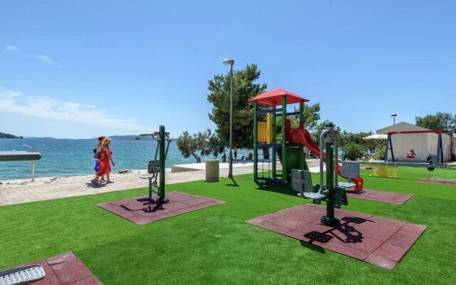 Tidy Apartment With Wifi, 4 km From City of Trogir