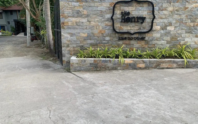 The Henry Resort Taramindu Laiya