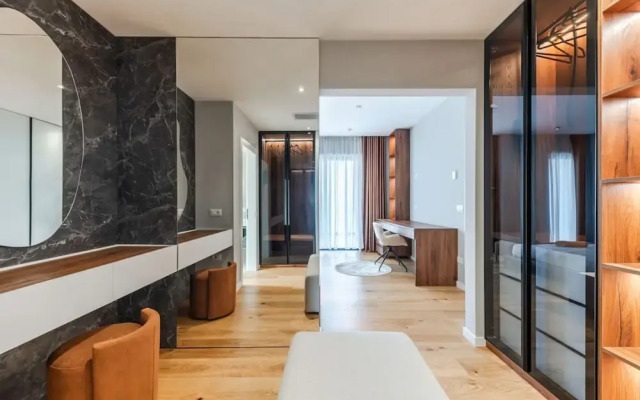 Villa Serenity Luxury Lakeside Manor