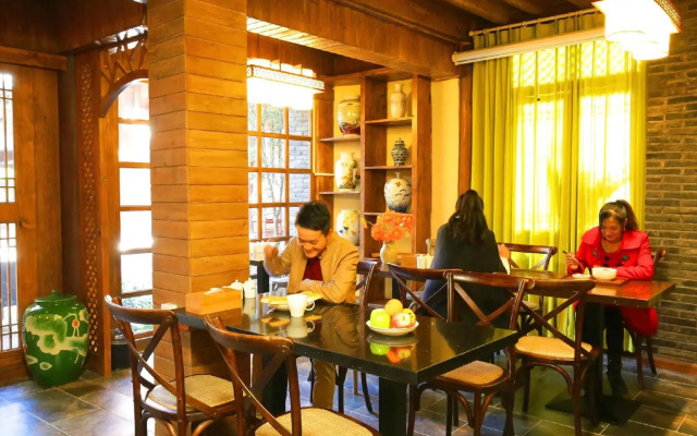 Lijiang Langyun Inn