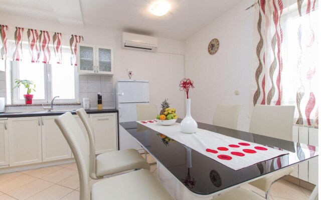 Awesome Home in Drenje With Wifi and 4 Bedrooms