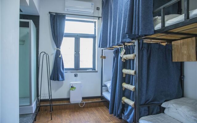 Zeako Youth Hostel