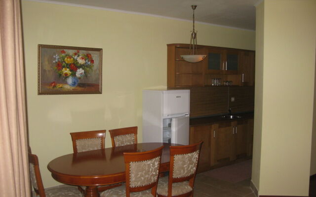 Estreya Palace & Residence