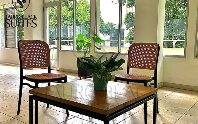 Tauro Black Suites