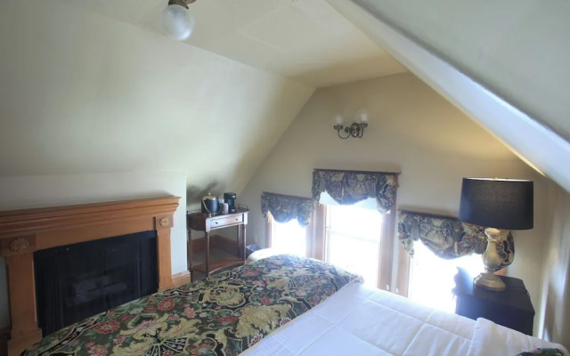 The Charles Pacific Grove - Artfully Designed Inclusive Inn