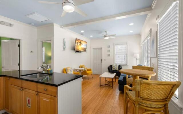 Poolside Suite by Brightwild Pvt Pool Parking