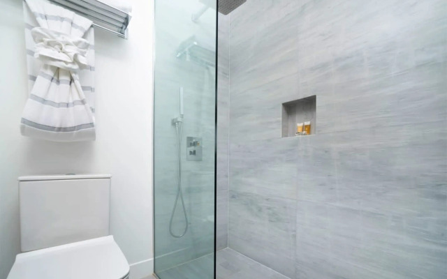 Modern 1BR Apt w Rooftop Pool Onsite Amenities