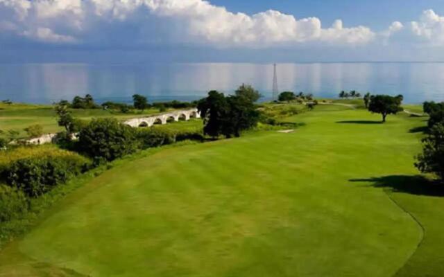 Luxury Villa sleeps 6, Beach Access, Montego Bay