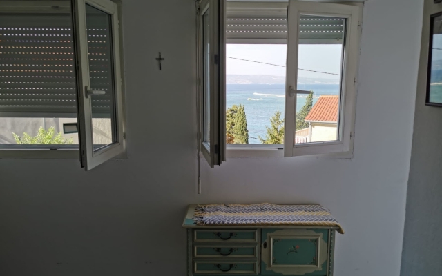 Apartment Renko - 100 m from the sea : A1 Omis, Riviera Omis