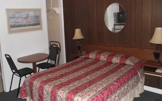 Colonial Motel