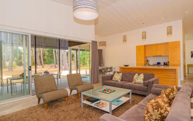 The Golden Hideaway - Matarangi Holiday Home