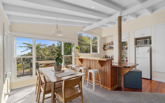 Piha - City Escape, Piha Holiday Home