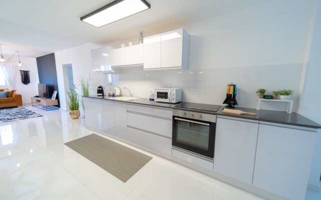 Stunning 3BR Apt - Prime Location - Yalarent