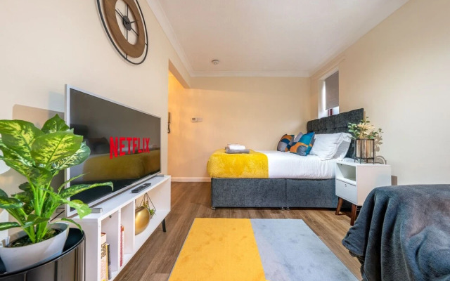 Staines Studio Apartment - Heathrow