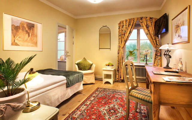 Åkeshofs Slott Bed and Breakfast