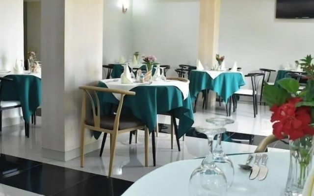 HOTEL DE SILVER BOTIQUE KiGALi