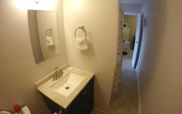 Admiral's Quay Motel & Suites