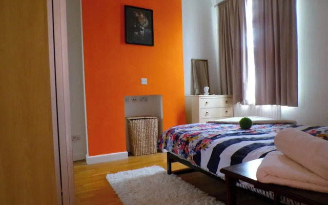 The Orange Housesleeps8-parking-pets&familyok-ac