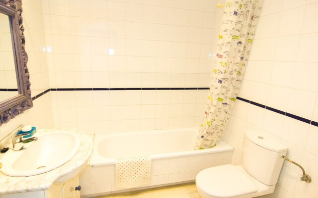 OleHolidays Azalea Playa junto a Puerto Banús