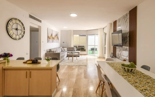 Seaside Escape with Private Patio by Sea N Rent