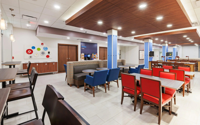 Holiday Inn Express & Suites Lenexa - Overland Park Area by IHG
