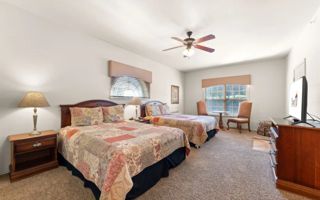 Ozark Comfort 3 Bedroom Condo by RedAwning