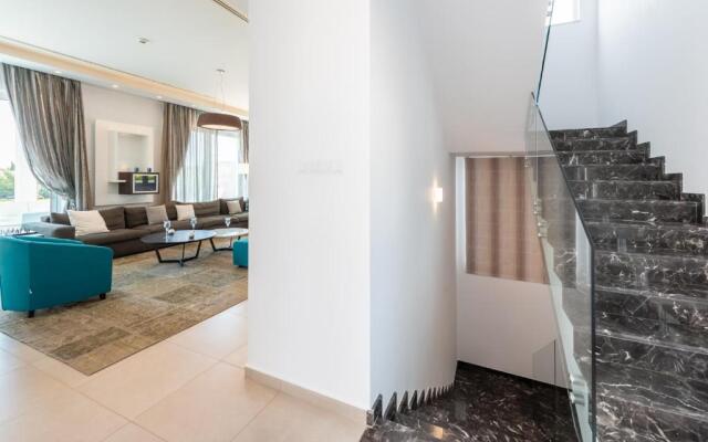 Villa Dione by Ezoria