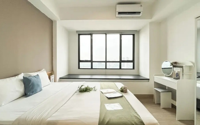 Basic Brown Accent 1Br Apartment Collins Boulevard