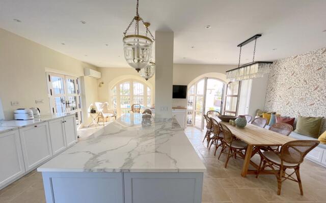 18024 - Superb Villa Near Beach With Heated Pool