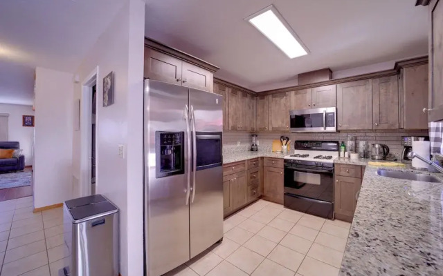 2 Mi to Whiskey Row: Tranquil Getaway w/ Deck!