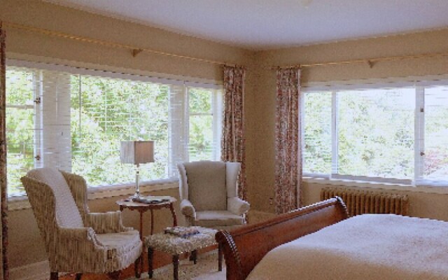Dashwood Manor Seaside Bed & Breakfast