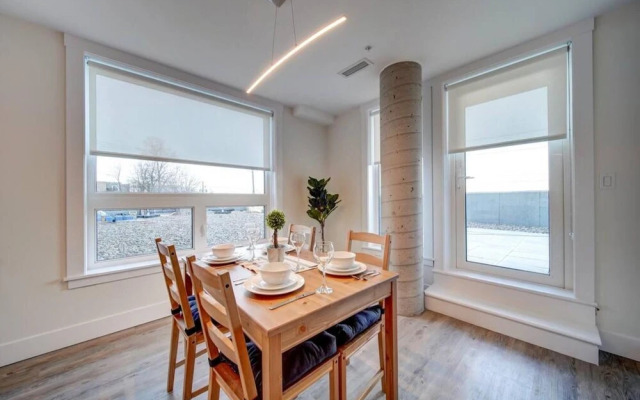 Stylish Modern Condo w Parking Location Coffee