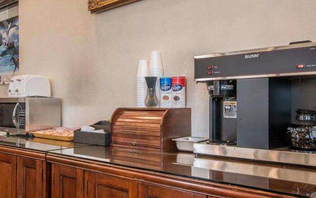 Palm Inn Hotel near Tyler Mall Riverside