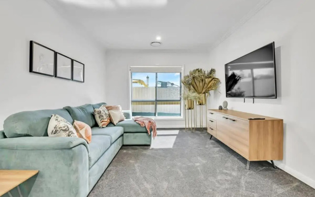 Hideaway on Curran - Modern & Comfy Retreat in CBD Firepit