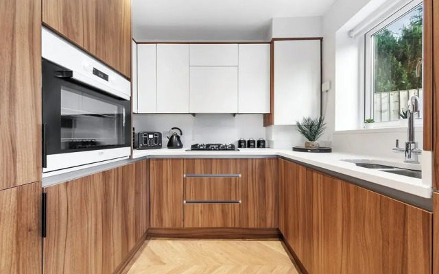 Spacious 4BR Home in Brentford, Free Parking