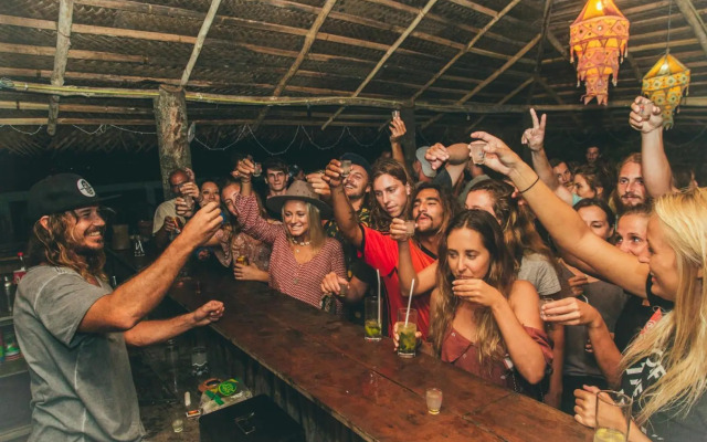 Surf & Party - Hostel Somewhere Else