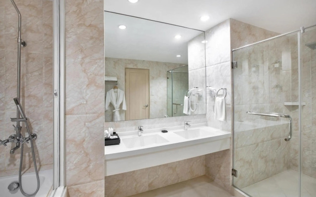 Golden Prince Hotel and Suites