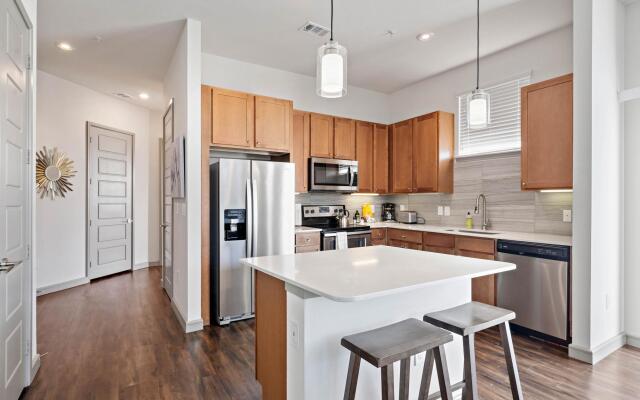 Deep Cleaned Modern 2BR Apt Downtown Location