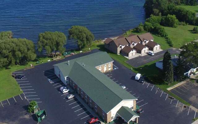 Econo Lodge on the Bay
