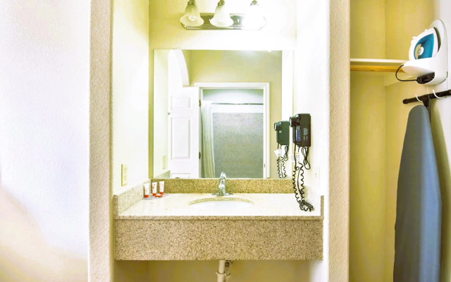 OYO Townhouse Clute Lake Jackson