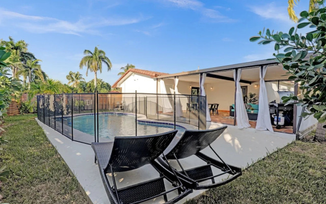 Renovated 5½ Bedroom Home/Heated Pool