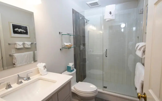 Modern & Updated Winterplace 3br- Sleeps 12 3 Bedroom Condo by RedAwning